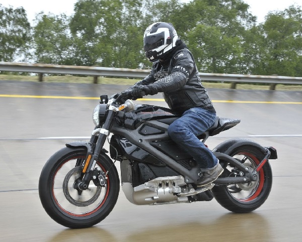 ハーレー ライブワイヤーの乗車ポジション。ネイキッドスタイルの典型的な直立的ポジションでのライディングである。