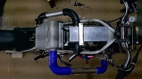 2019年車両の吸排気パイプ・クーリングシステムパイプの取り回し。エンジンの幅よりパイプが大きくはみ出している。